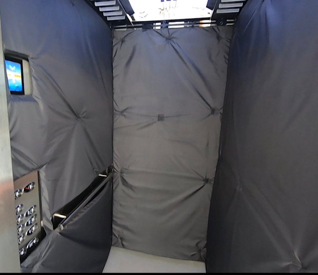 Cabina insonorizada con paneles acolchados para aislamiento acústico