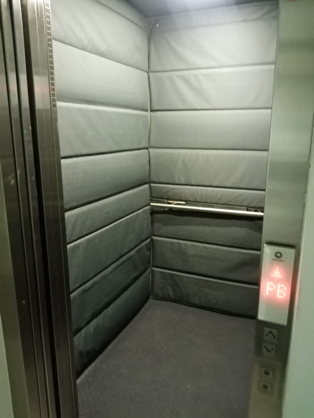 Interior de cabina acústica acolchada instalada en ascensor